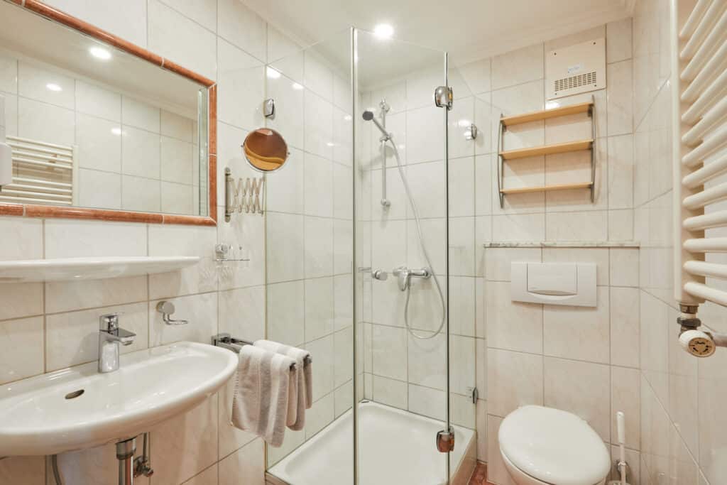 Ferienwohnung Rothirsch_helle Dusche mit WC_Gästehaus Isartal in Krün