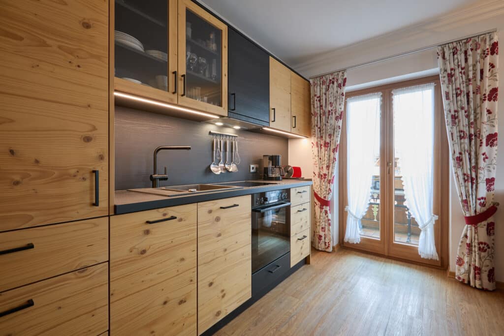 Fewo Rehbock_neue, moderne und hochwertige Küchenzeile mit Balkon_Gaestehaus Isarblick in Kruen