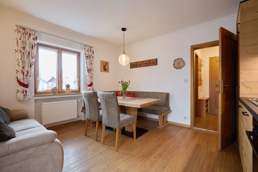 Fewo Rehbock_Gemütliche Essecke und neue hochwertige Küchenzeile_Gaestehaus Isarblick in Kruen