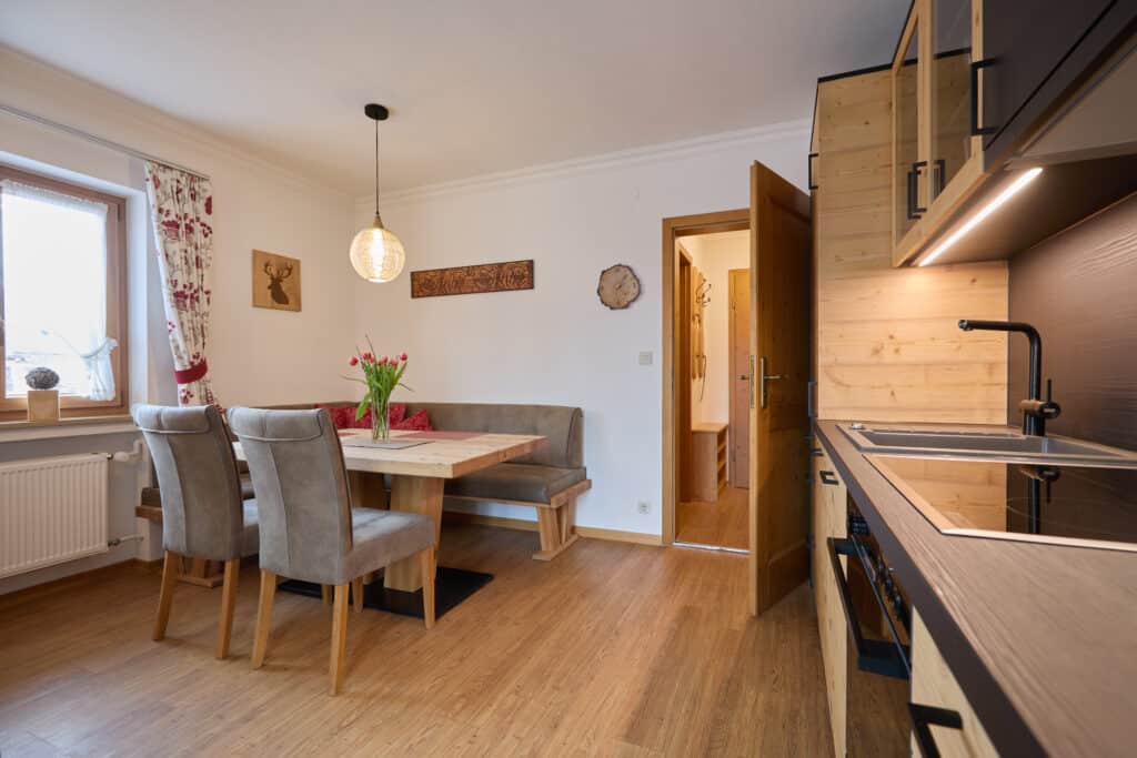 Fewo Rehbock_Gemütliche Essecke und neue hochwertige Küchenzeile_Gaestehaus Isarblick in Kruen