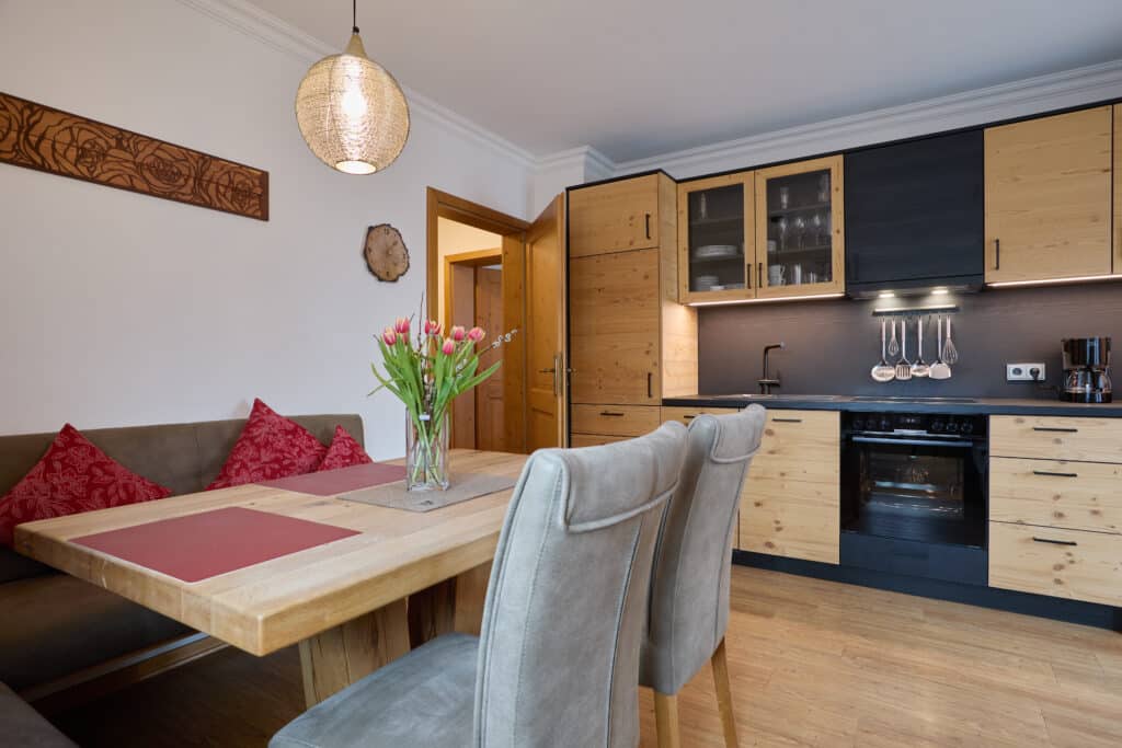 Fewo Rehbock_Essecke und neue moderne Küchenzeile_Gaestehaus Isarblick in Kruen