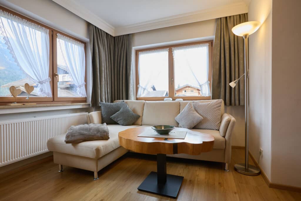 Fewo Rehbock_gemuetliche Couchecke_Gaestehaus Isarblick in Kruen