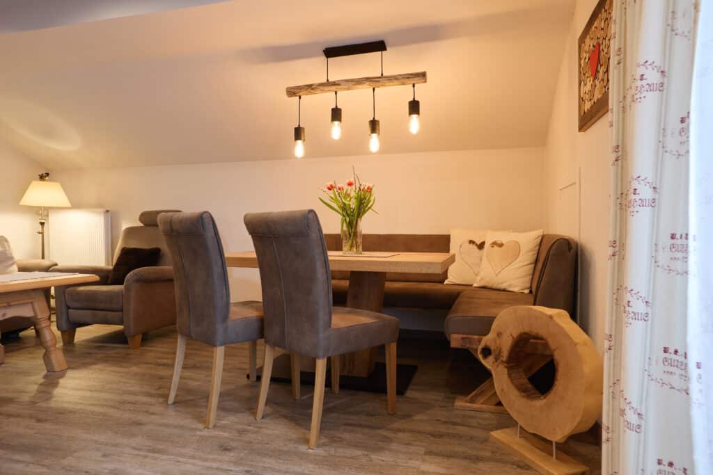 Ferienwohnung Gams_hochwertige Sitzgruppe_Gästehaus Isartal in Krün