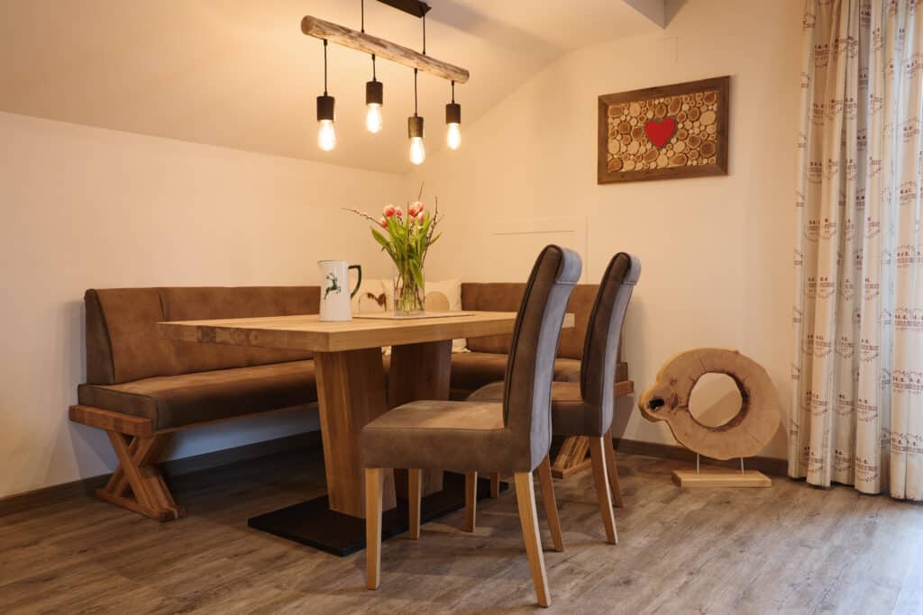 Ferienwohnung Gams_moderne und hochwertige Sitzgruppe_Gästehaus Isartal in Krün