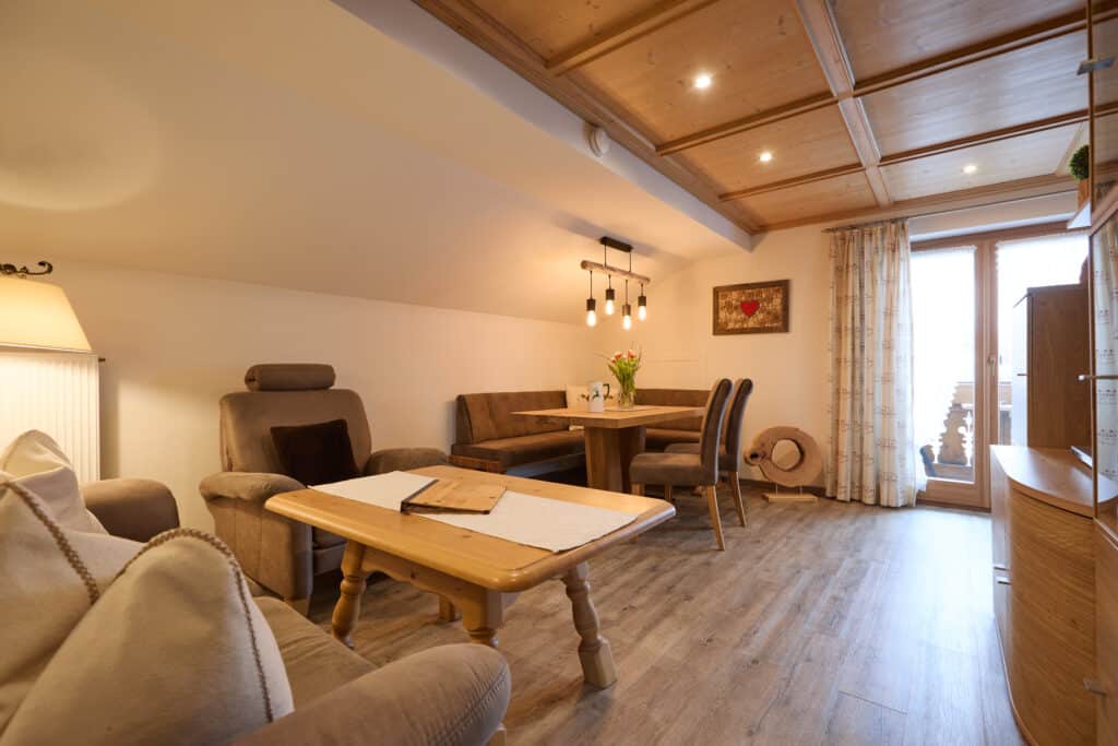 Ferienwohnung Gams_Blick ins gemütliche Wohnzimmer_Gästehaus Isartal in Krün