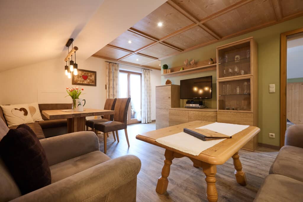 Ferienwohnung Gams_Blick ins gemütliche Wohnzimmer_Gästehaus Isartal in Krün