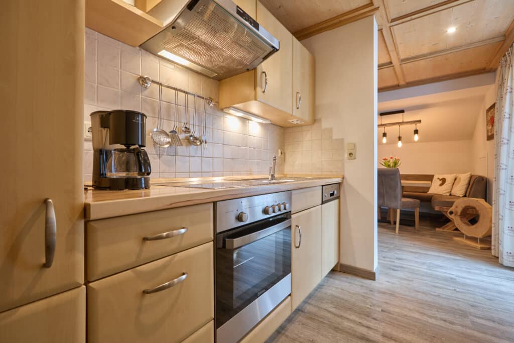 Ferienwohnung Gams_Blick von der Küche zur Essecke_Gästehaus Isartal in Krün